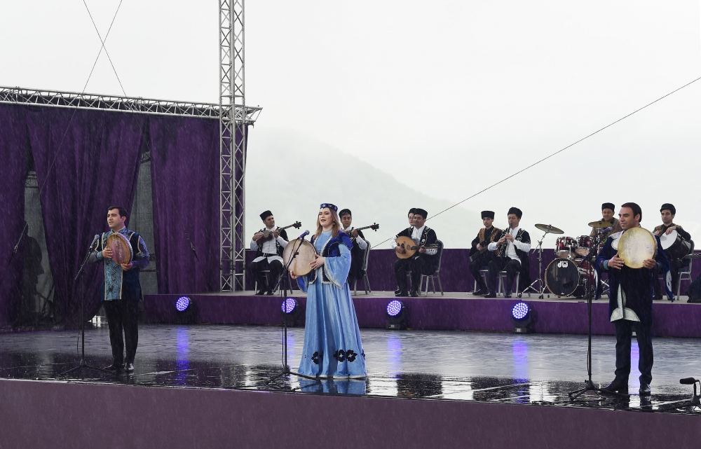 President Ilham Aliyev, First Lady Mehriban Aliyeva attend opening of 5th “Kharibulbul” International Folklore Festival  (PHOTO/VIDEO)