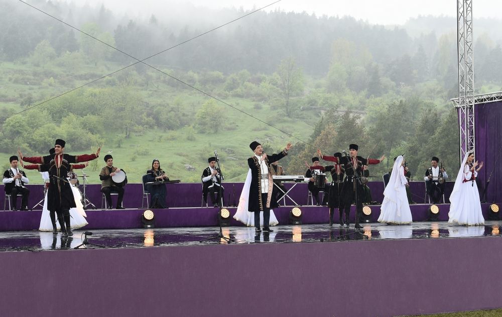 President Ilham Aliyev, First Lady Mehriban Aliyeva attend opening of 5th “Kharibulbul” International Folklore Festival  (PHOTO/VIDEO)
