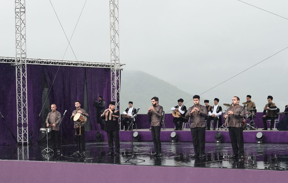 President Ilham Aliyev, First Lady Mehriban Aliyeva attend opening of 5th “Kharibulbul” International Folklore Festival  (PHOTO/VIDEO)