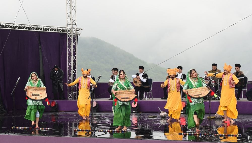 President Ilham Aliyev, First Lady Mehriban Aliyeva attend opening of 5th “Kharibulbul” International Folklore Festival  (PHOTO/VIDEO)