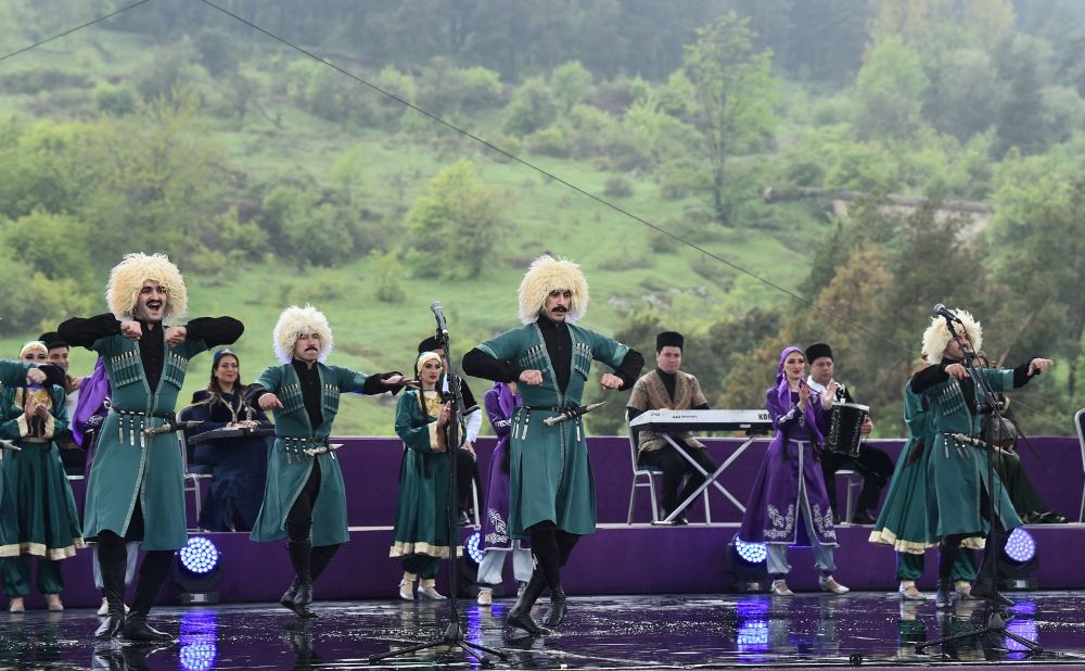 President Ilham Aliyev, First Lady Mehriban Aliyeva attend opening of 5th “Kharibulbul” International Folklore Festival  (PHOTO/VIDEO)