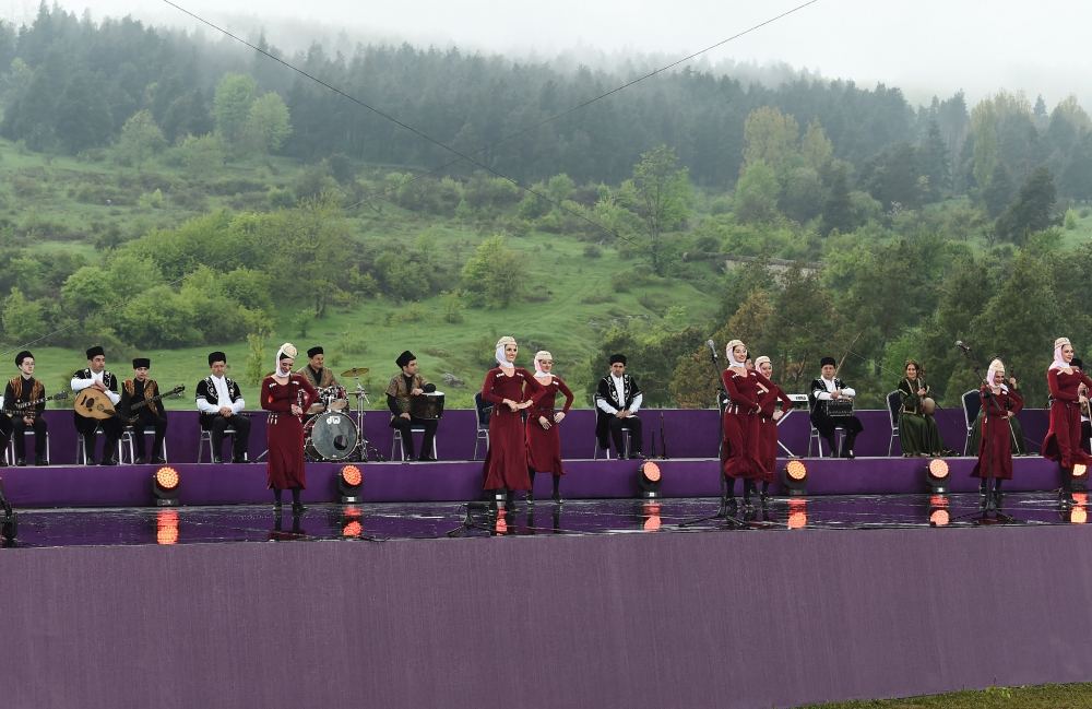 President Ilham Aliyev, First Lady Mehriban Aliyeva attend opening of 5th “Kharibulbul” International Folklore Festival  (PHOTO/VIDEO)