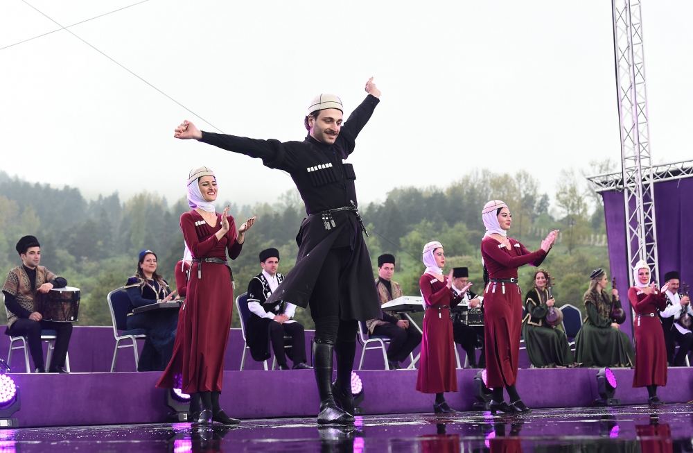 President Ilham Aliyev, First Lady Mehriban Aliyeva attend opening of 5th “Kharibulbul” International Folklore Festival  (PHOTO/VIDEO)