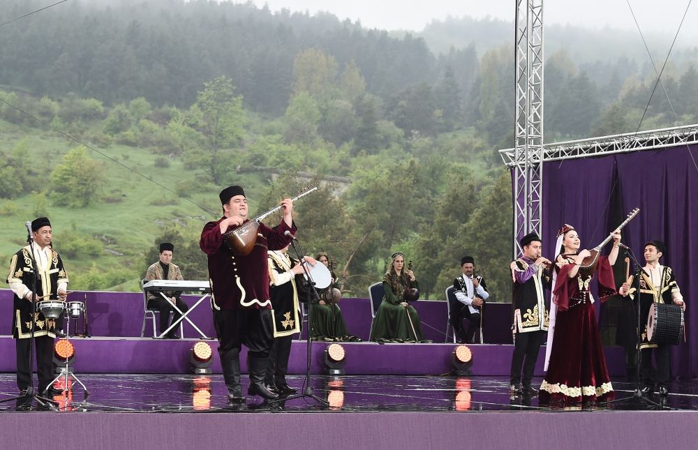 President Ilham Aliyev, First Lady Mehriban Aliyeva attend opening of 5th “Kharibulbul” International Folklore Festival  (PHOTO/VIDEO)