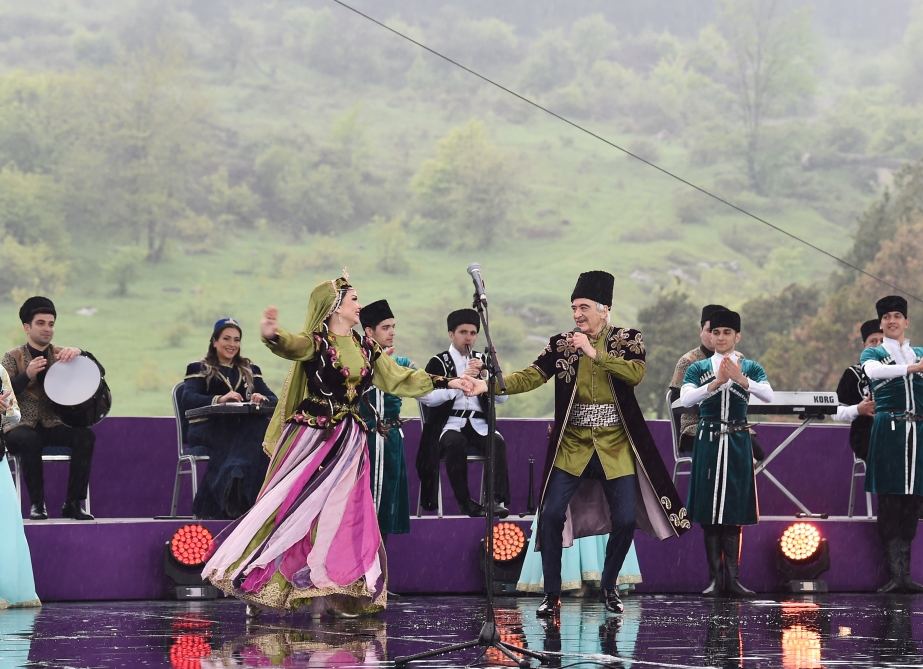 President Ilham Aliyev, First Lady Mehriban Aliyeva attend opening of 5th “Kharibulbul” International Folklore Festival  (PHOTO/VIDEO)