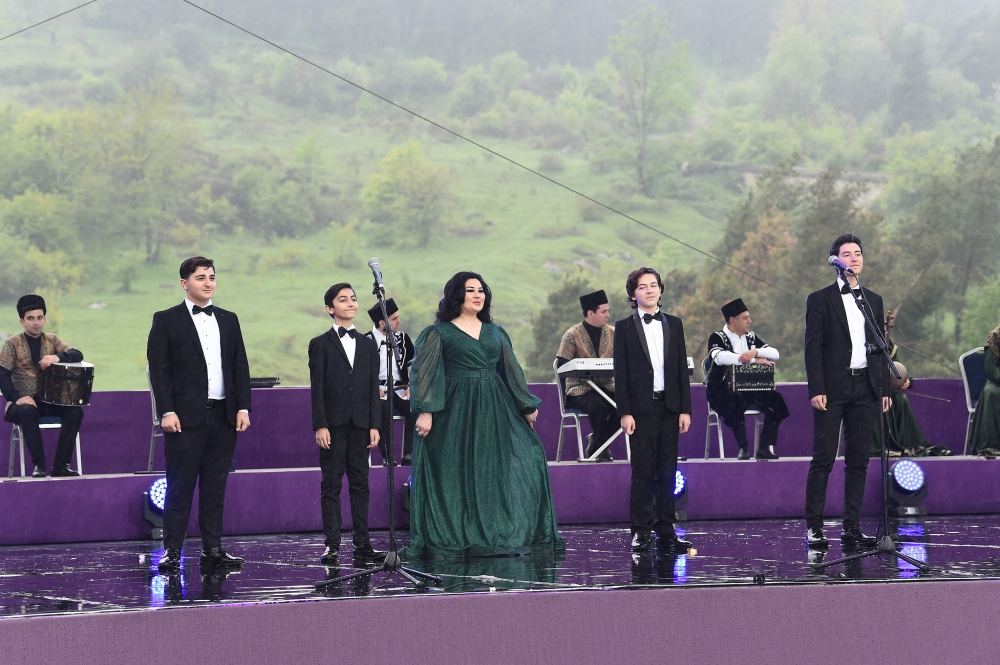 President Ilham Aliyev, First Lady Mehriban Aliyeva attend opening of 5th “Kharibulbul” International Folklore Festival  (PHOTO/VIDEO)
