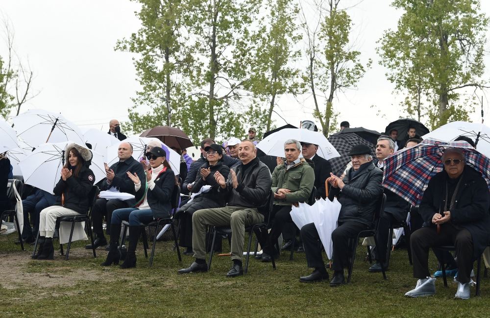 President Ilham Aliyev, First Lady Mehriban Aliyeva attend opening of 5th “Kharibulbul” International Folklore Festival  (PHOTO/VIDEO)