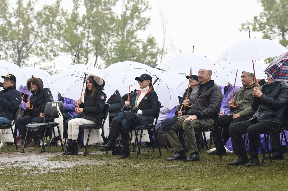 President Ilham Aliyev, First Lady Mehriban Aliyeva attend opening of 5th “Kharibulbul” International Folklore Festival  (PHOTO/VIDEO)