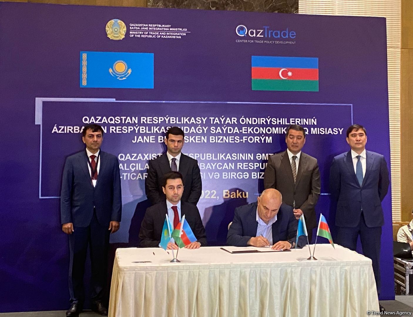 Azerbaijan and Kazakhstan sign number of documents on economic co-op (PHOTO)