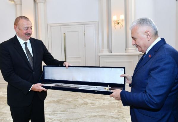 Former Turkish PM presents President Ilham Aliyev with replica of Fatih Sultan Mehmed's sword (PHOTO)