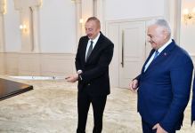 Former Turkish PM presents President Ilham Aliyev with replica of Fatih Sultan Mehmed's sword (PHOTO)