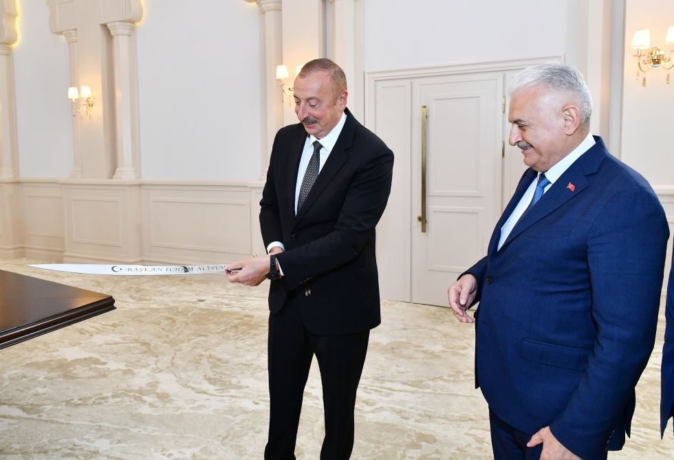 Former Turkish PM presents President Ilham Aliyev with replica of Fatih Sultan Mehmed's sword (PHOTO)