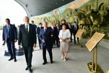 President Ilham Aliyev visits Independence Monument in Tashkent (PHOTO/VIDEO)