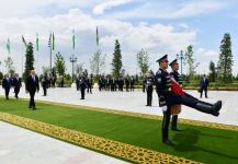 President Ilham Aliyev visits Independence Monument in Tashkent (PHOTO/VIDEO)
