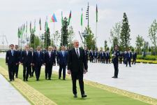 President Ilham Aliyev visits Independence Monument in Tashkent (PHOTO/VIDEO)