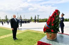 President Ilham Aliyev visits Independence Monument in Tashkent (PHOTO/VIDEO)