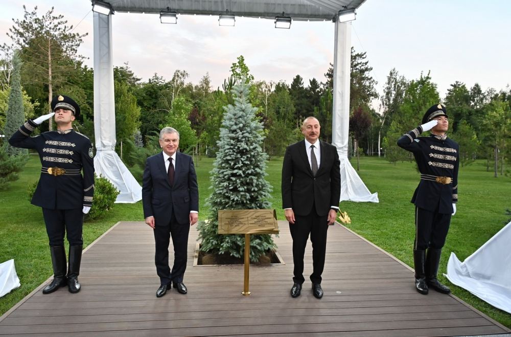 Azerbaijani, Uzbek presidents plant tree on Alley of Honored Guests (PHOTO/VIDEO)