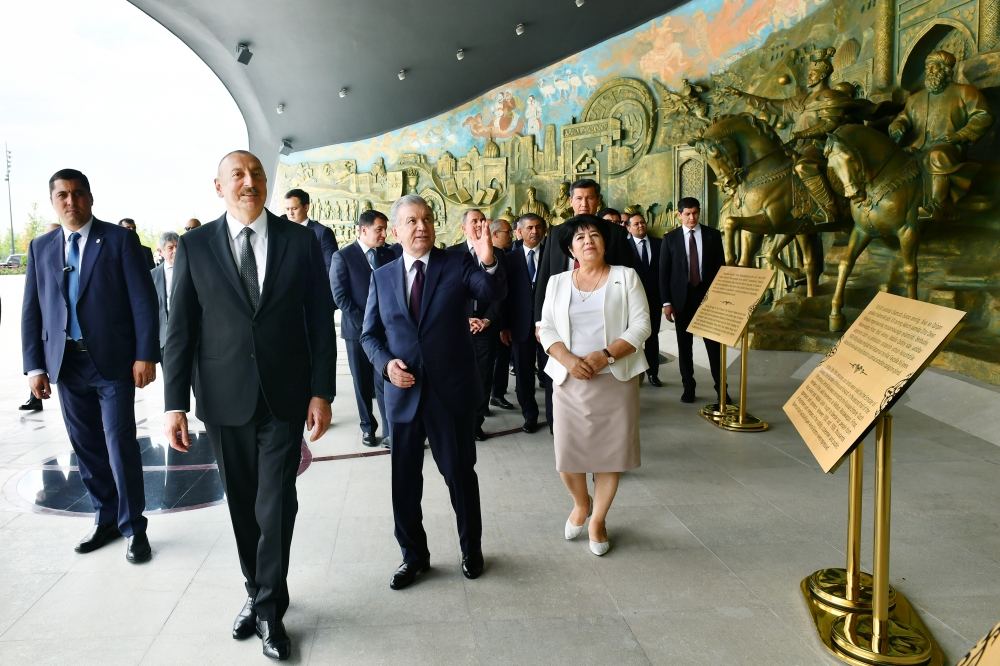 President Ilham Aliyev visits Independence Monument in Tashkent (PHOTO/VIDEO)