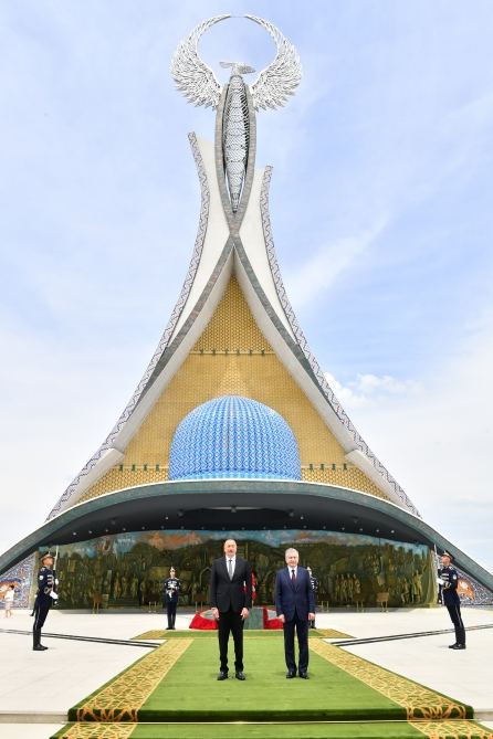President Ilham Aliyev visits Independence Monument in Tashkent (PHOTO/VIDEO)