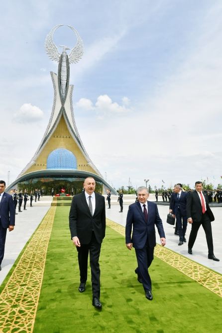 President Ilham Aliyev visits Independence Monument in Tashkent (PHOTO/VIDEO)