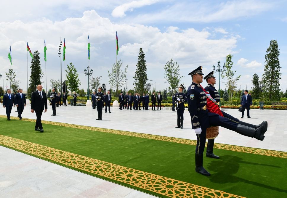 President Ilham Aliyev visits Independence Monument in Tashkent (PHOTO/VIDEO)