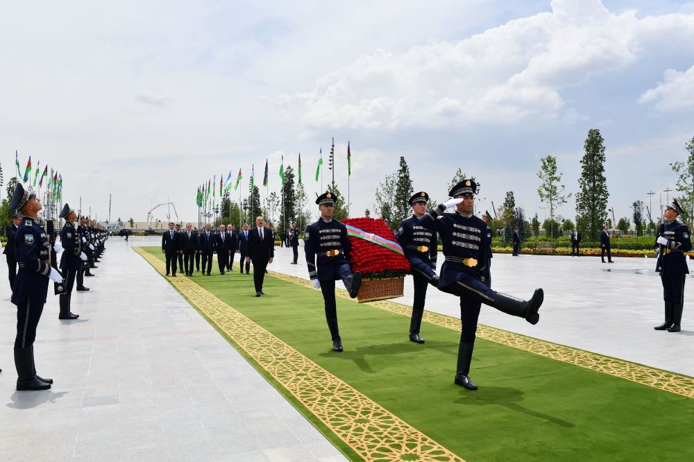 President Ilham Aliyev visits Independence Monument in Tashkent (PHOTO/VIDEO)
