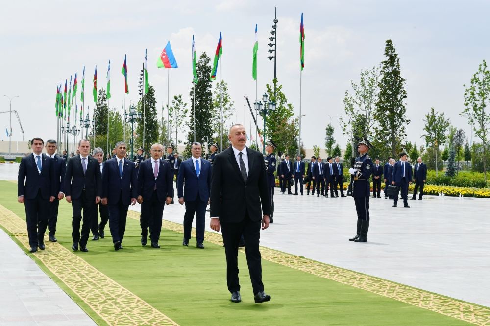 President Ilham Aliyev visits Independence Monument in Tashkent (PHOTO/VIDEO)