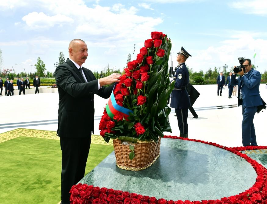 President Ilham Aliyev visits Independence Monument in Tashkent (PHOTO/VIDEO)
