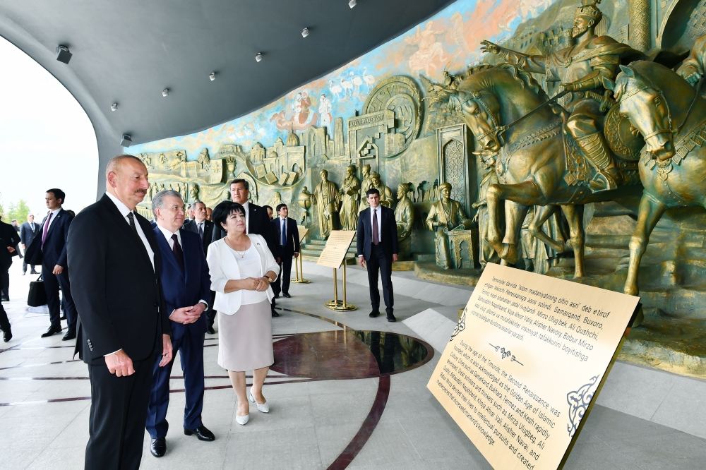 President Ilham Aliyev visits Independence Monument in Tashkent (PHOTO/VIDEO)