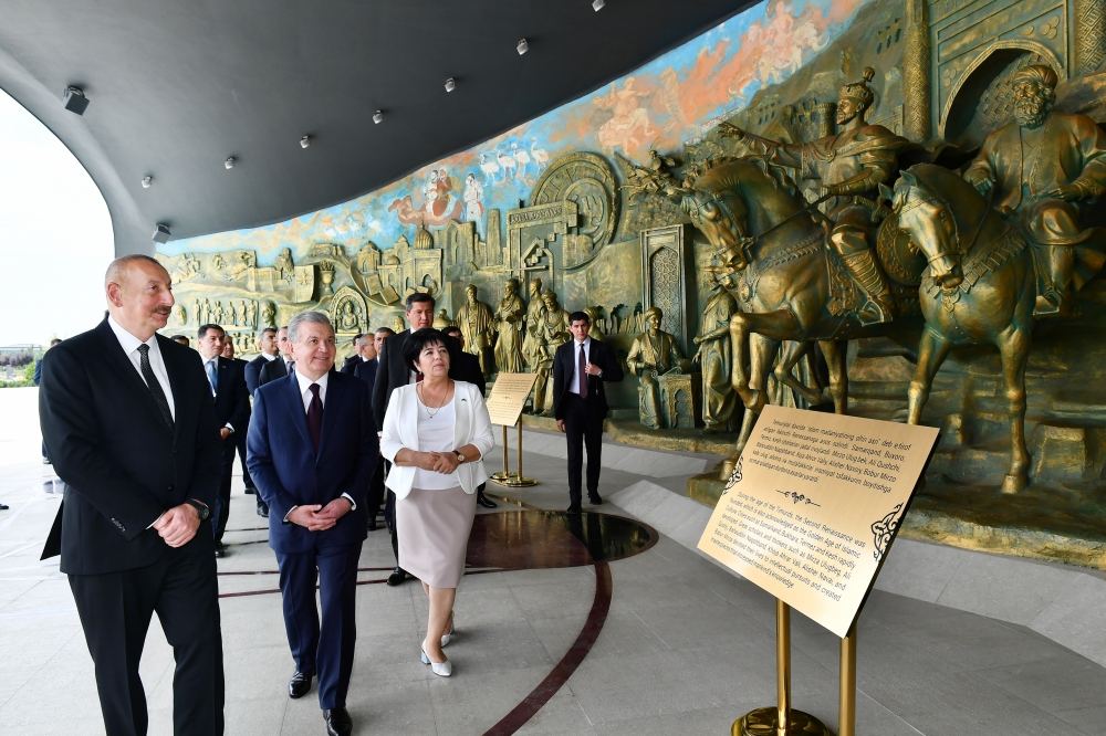 President Ilham Aliyev visits Independence Monument in Tashkent (PHOTO/VIDEO)