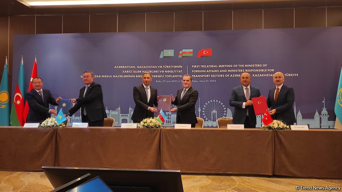Azerbaijani, Turkish and Kazakh FMs sign co-op declaration in Baku (PHOTO)