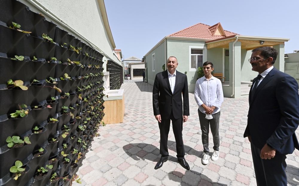 President Ilham Aliyev views landscaping work carried out in Baku's Ramana settlement (PHOTO/VIDEO)
