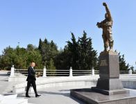 President Ilham Aliyev gets acquainted with repair and reconstruction works in Alley of Martyrs in Sumgayit (PHOTO/VIDEO)