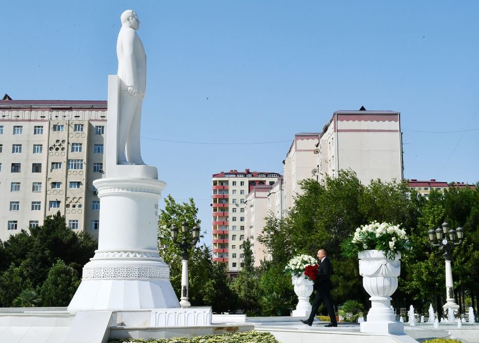 President Ilham Aliyev visits statue of great leader Heydar Aliyev in Sumgayit (PHOTO/VIDEO)