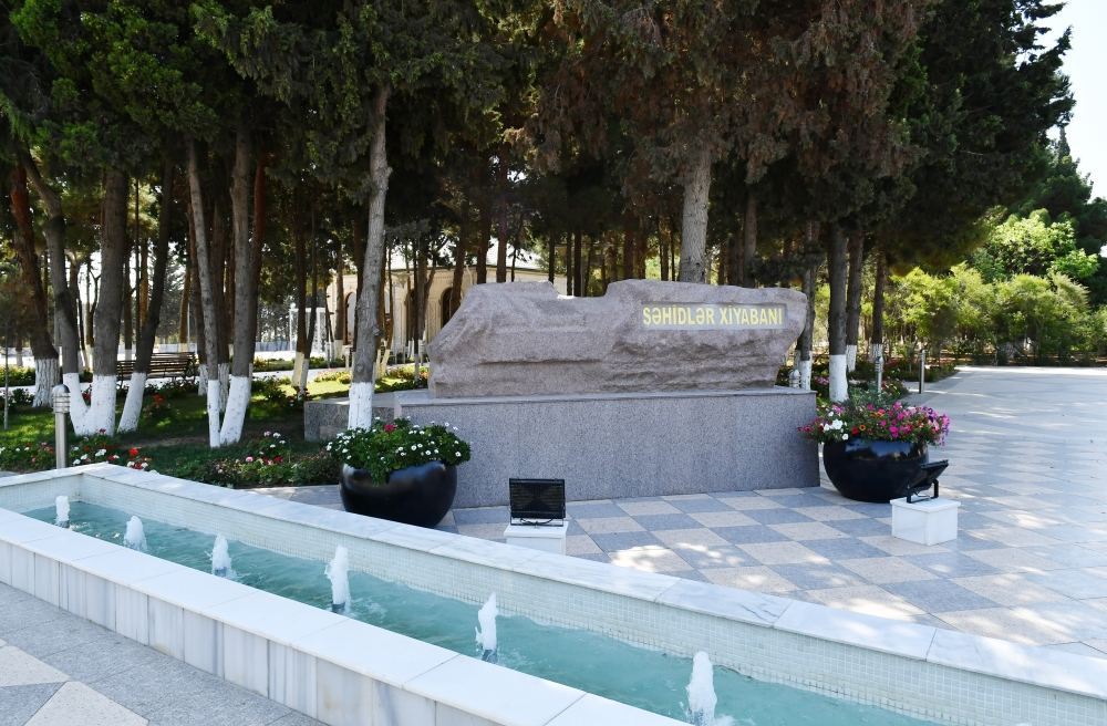 President Ilham Aliyev gets acquainted with repair and reconstruction works in Alley of Martyrs in Sumgayit (PHOTO/VIDEO)