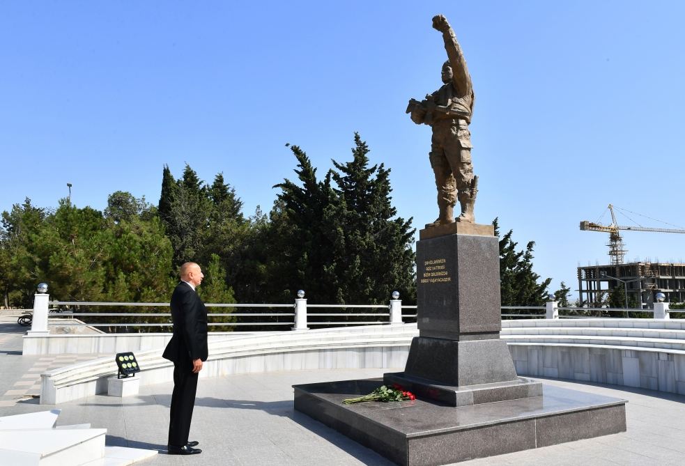 President Ilham Aliyev gets acquainted with repair and reconstruction works in Alley of Martyrs in Sumgayit (PHOTO/VIDEO)