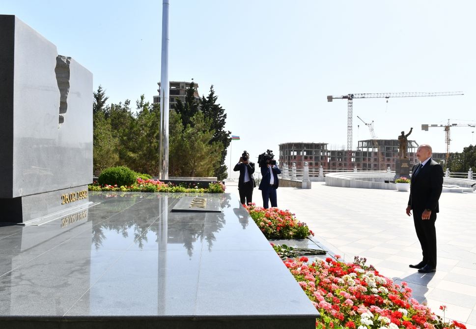 President Ilham Aliyev gets acquainted with repair and reconstruction works in Alley of Martyrs in Sumgayit (PHOTO/VIDEO)