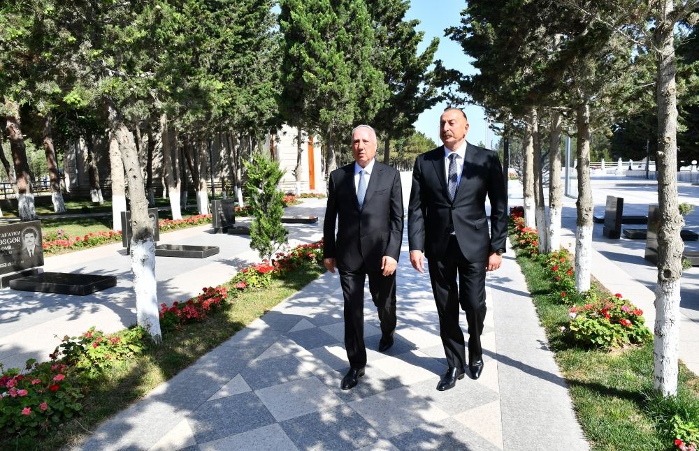 President Ilham Aliyev gets acquainted with repair and reconstruction works in Alley of Martyrs in Sumgayit (PHOTO/VIDEO)