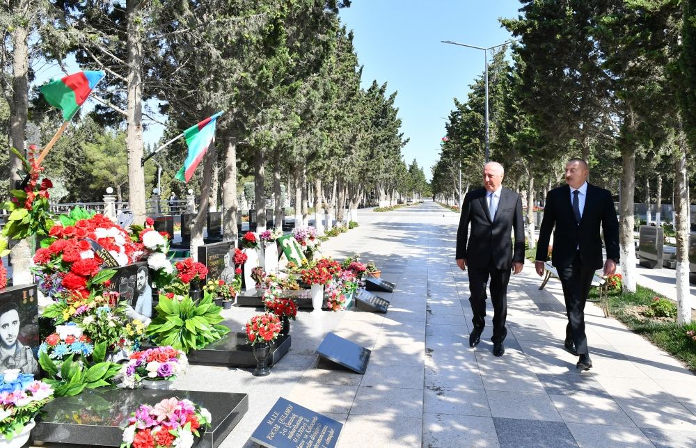 President Ilham Aliyev gets acquainted with repair and reconstruction works in Alley of Martyrs in Sumgayit (PHOTO/VIDEO)
