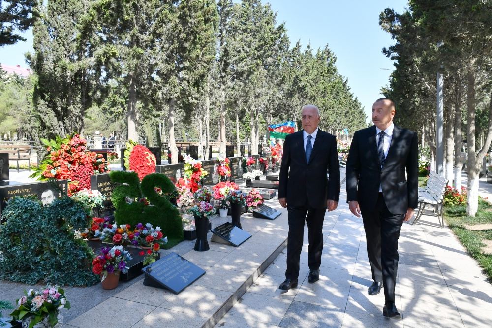 President Ilham Aliyev gets acquainted with repair and reconstruction works in Alley of Martyrs in Sumgayit (PHOTO/VIDEO)