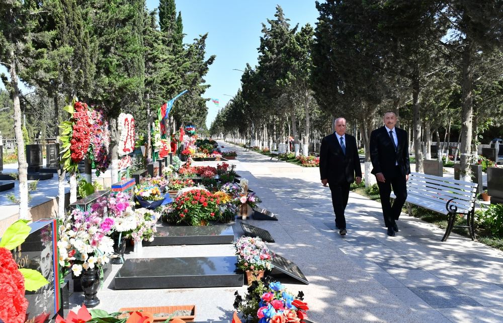 President Ilham Aliyev gets acquainted with repair and reconstruction works in Alley of Martyrs in Sumgayit (PHOTO/VIDEO)