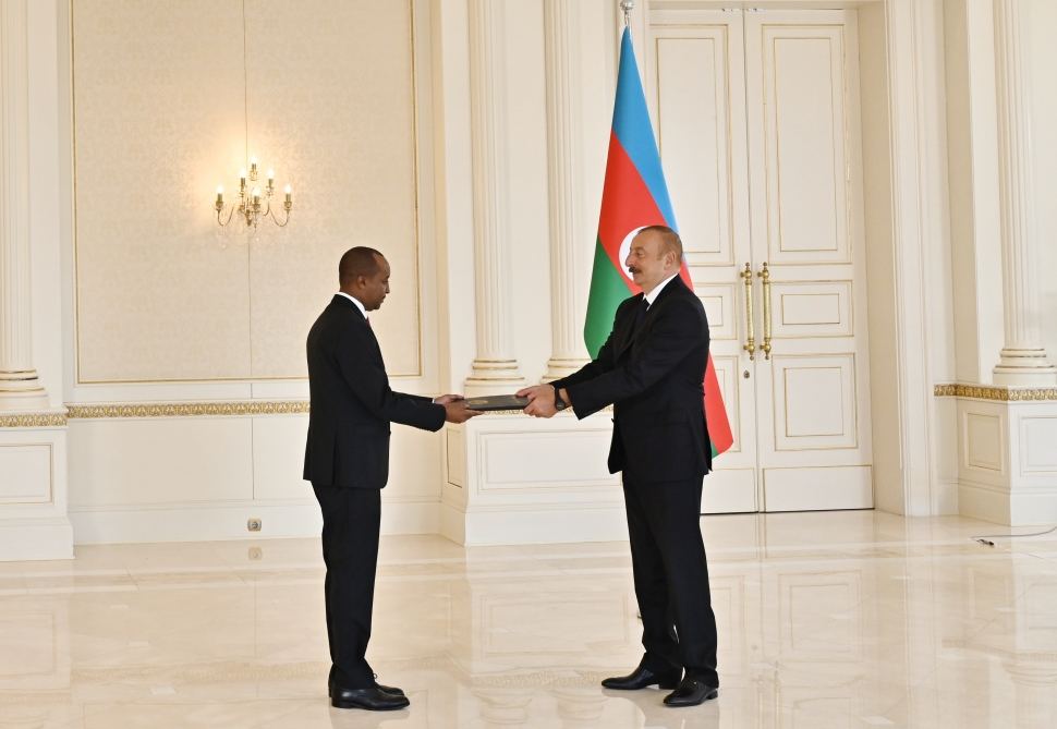 President Ilham Aliyev receives credentials of incoming ambassador of Rwanda (PHOTO/VIDEO)