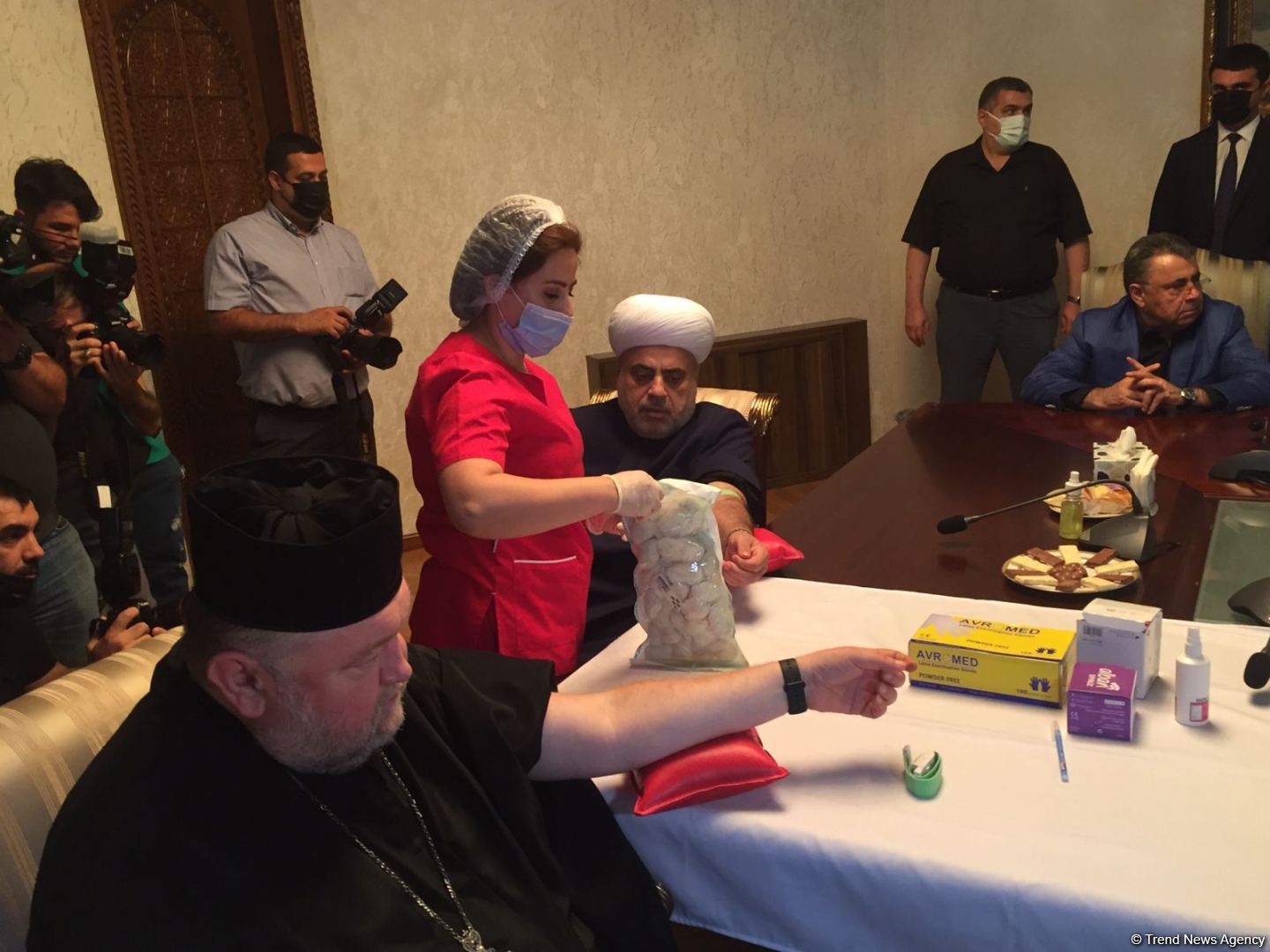 Religious leaders in Azerbaijan take part in blood-donating campaign (PHOTO)