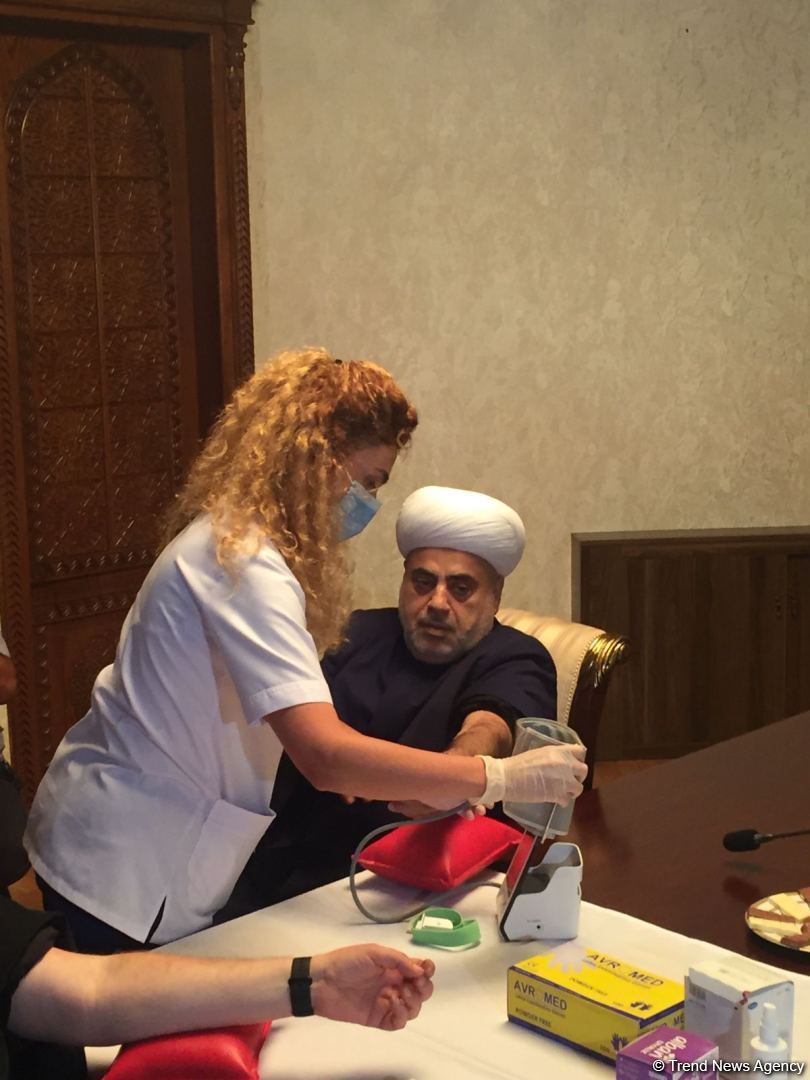 Religious leaders in Azerbaijan take part in blood-donating campaign (PHOTO)