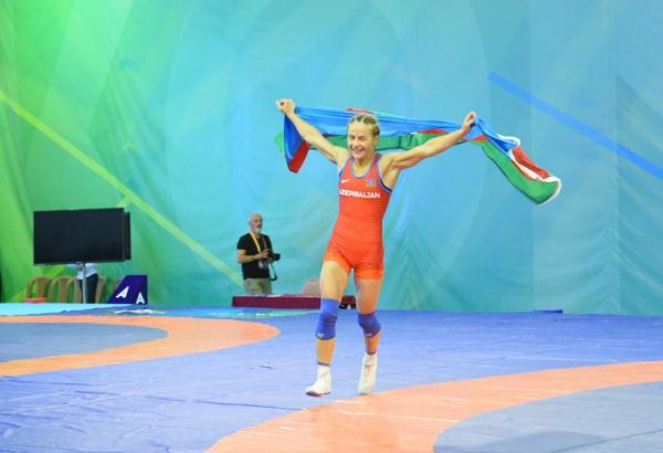 Azerbaijani female freestyle wrestler receives gold medal at V Islamic Solidarity Games (PHOTO)
