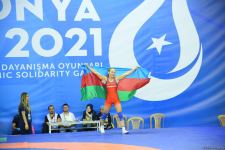 Azerbaijani female freestyle wrestler receives gold medal at V Islamic Solidarity Games (PHOTO)