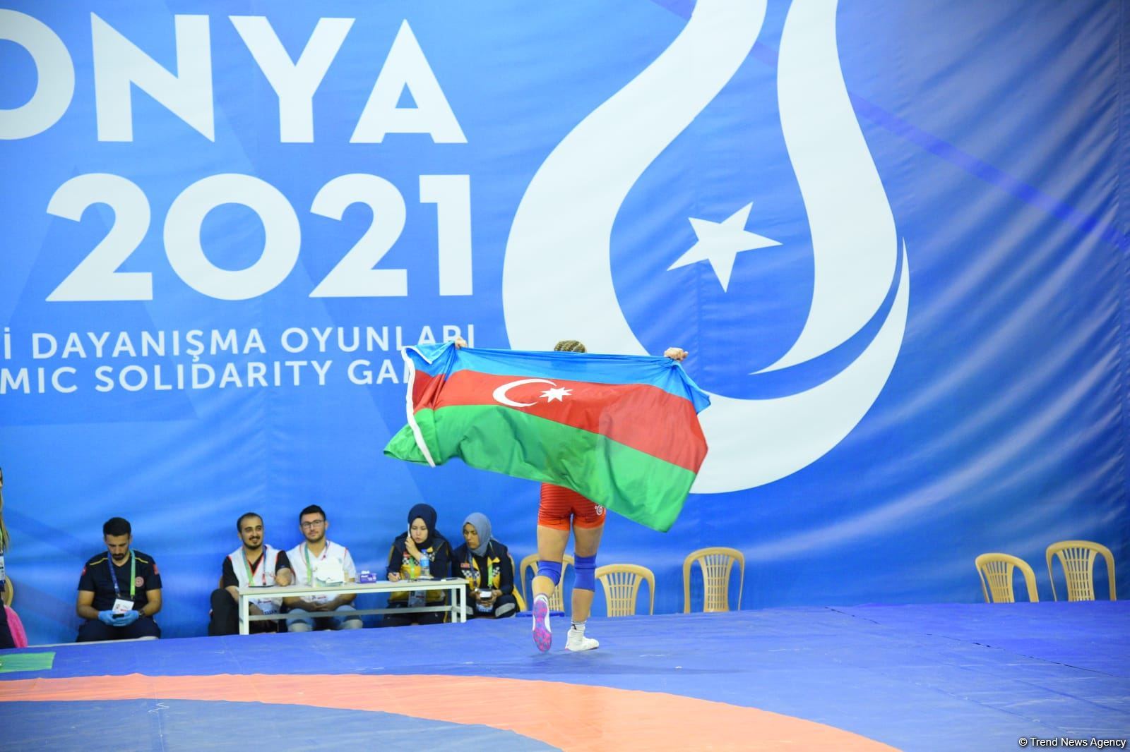 Azerbaijani female freestyle wrestler receives gold medal at V Islamic Solidarity Games (PHOTO)