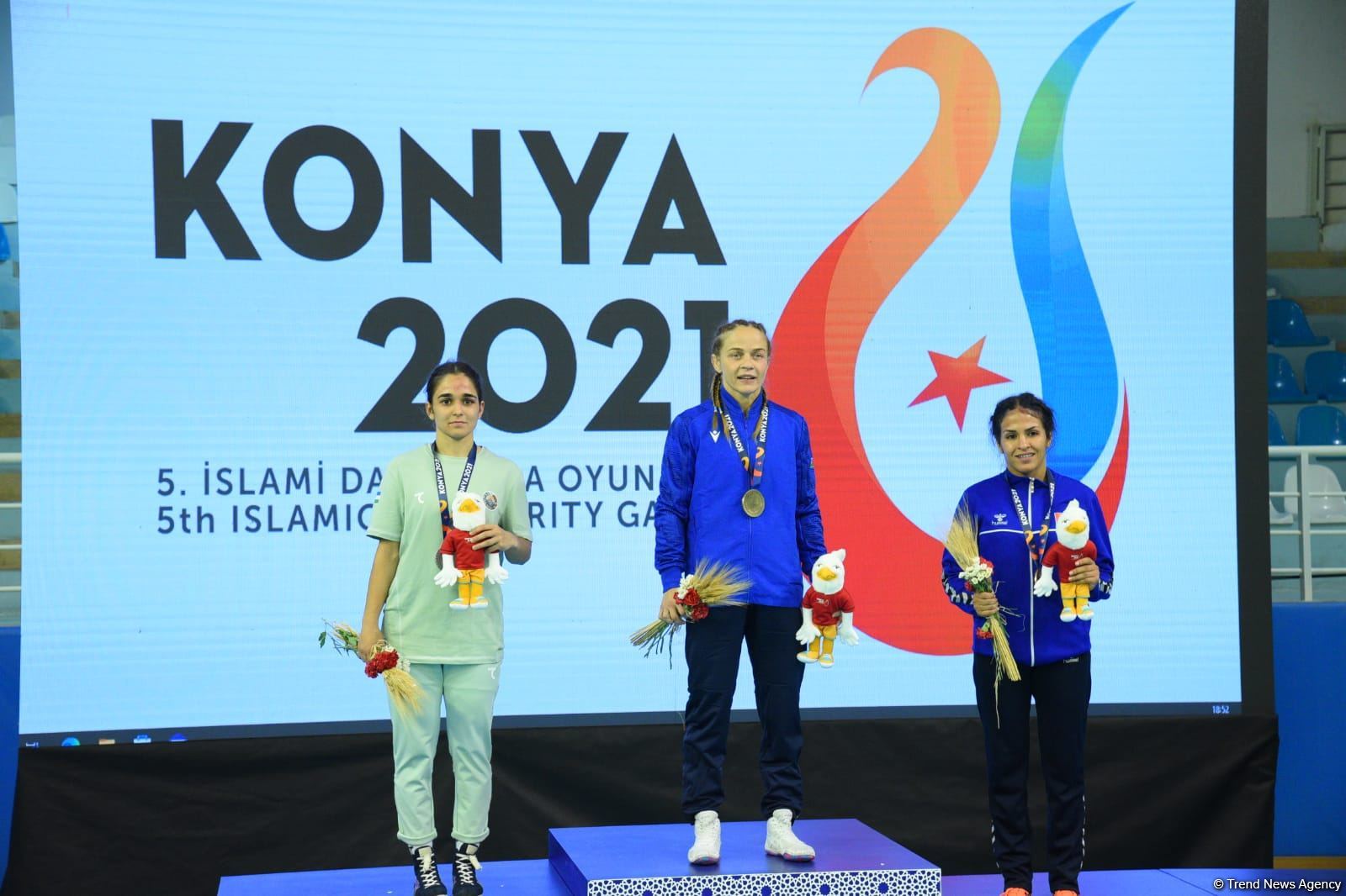 Azerbaijani female freestyle wrestler receives gold medal at V Islamic Solidarity Games (PHOTO)