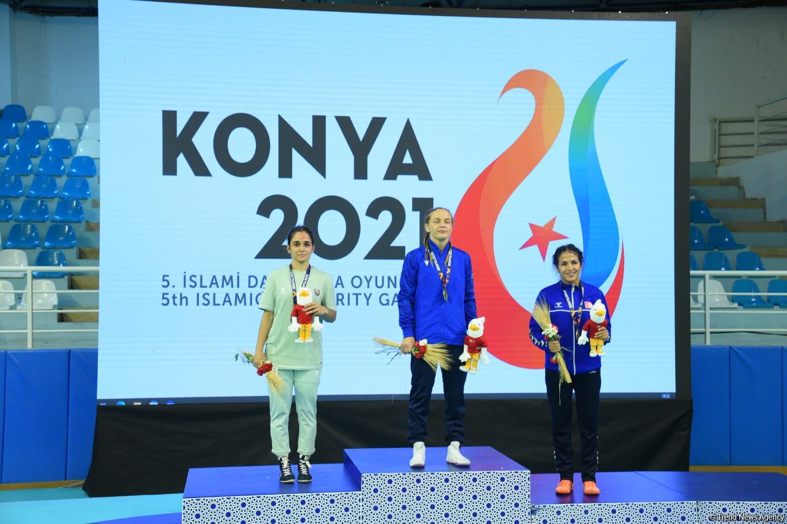 Azerbaijani female freestyle wrestler receives gold medal at V Islamic Solidarity Games (PHOTO)