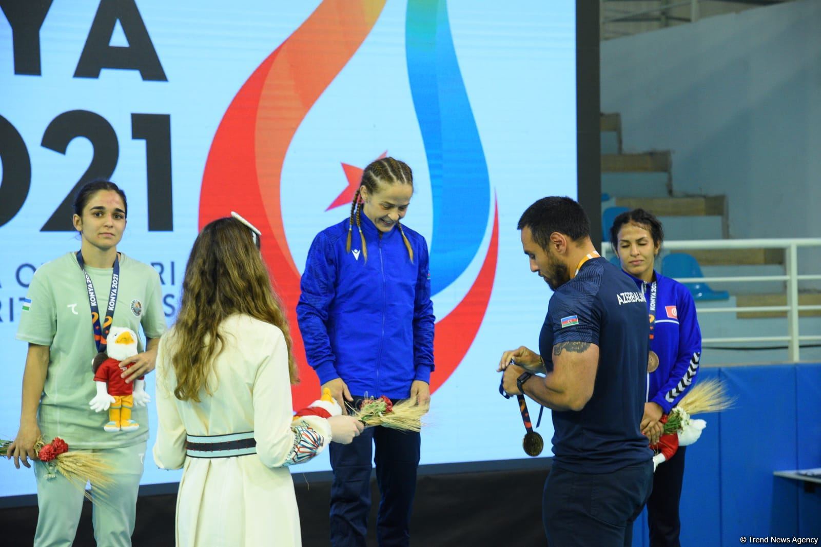 Azerbaijani female freestyle wrestler receives gold medal at V Islamic Solidarity Games (PHOTO)